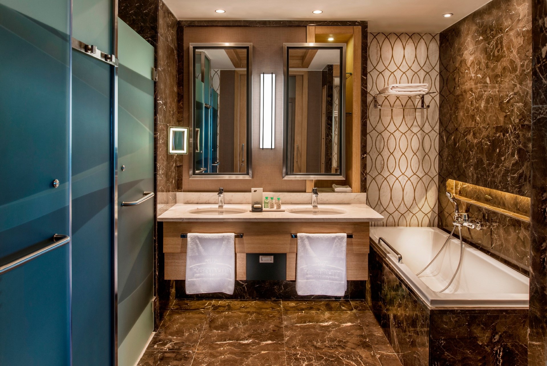 Ванная комната. Ritz carlton budapest. Hotel rooms ванная. Общая ванная комната в отеле это. Отель ванная комната.