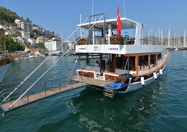 PRIVATE BOAT HIRE FOR WEDDING GROUPS