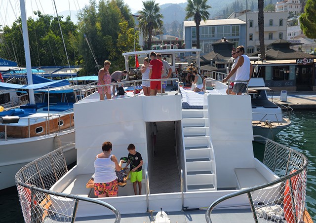 PRIVATE BOAT HIRE FOR WEDDING GROUPS